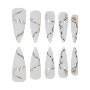 Unghie finte stiletto lunghe con trama marmo bianco e accenti in foglia d'oro