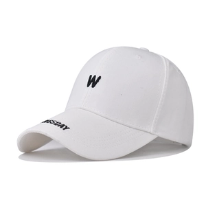 Détail de la broderie 3D lettre W et Wednesday sur une casquette en coton blanc