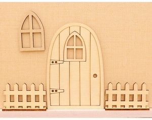 Détail de porte, fenêtre et clôture miniatures en bois non peint pour maison de poupée