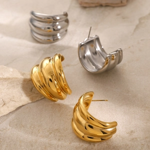Triple-layered 18k gold and silver stainless steel C-shaped hoop earrings with螺纹 texture