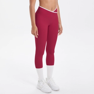 Détail du legging de yoga rouge avec taille haute croisée en V blanc pour le sport