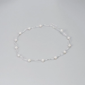Collana di perle minimalista con barre ondulate argentate e vere perle d'acqua dolce