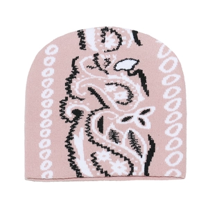 Gros plan détaillé du motif paisley rose sur un bonnet d'hiver en tricot doux
