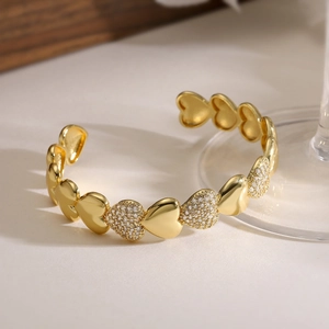 Bracelet jonc ouvert en forme de cœur plaqué or 18 carats avec cristaux de zircone