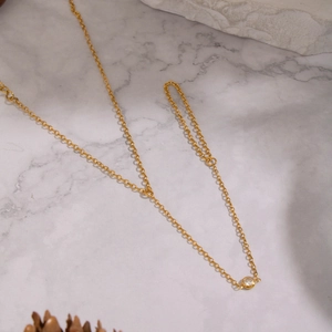 Elegante cavigliera in acciaio dorato con uno zircone rotondo incastonato a castone
