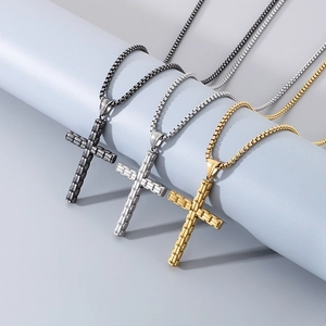 Trois colliers croix en acier inoxydable avec pendentifs texturés or argent et noir