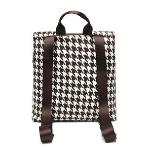Klassischer Rucksack mit Hahnentritt-Muster aus braun-weißem Stoff und Trägern
