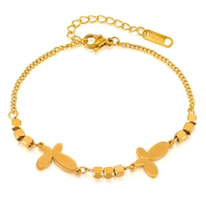Bracelet en acier inoxydable doré avec pendentifs papillons et perles cubiques sur fond blanc