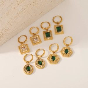 Orecchini a cerchio in acciaio dorato con zircone verde smeraldo e pendenti quadrati