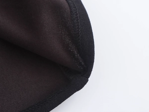 Détail macro du tissu en maille noire élastique et finitions de couture de haute qualité