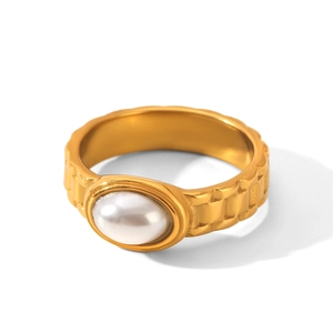 Détail macro d'une bague vintage française plaquée or 18k avec une perle blanche