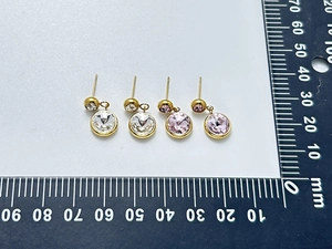 Vue détaillée de boucles d'oreilles cristal plaquées or 18K avec échelle de mesure