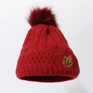 Winter Strickmütze in Rot mit großem Bommel und Ahornblatt Stickerei Aufnäher