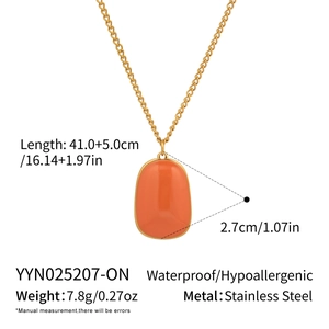 Dettaglio della collana con pendente arancione con dimensioni e materiale in acciaio inox