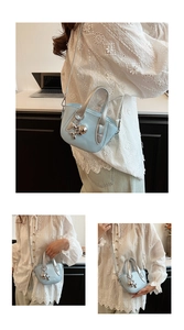 Détail d'un mini sac à main bleu clair avec breloque ours argentée et bandoulière