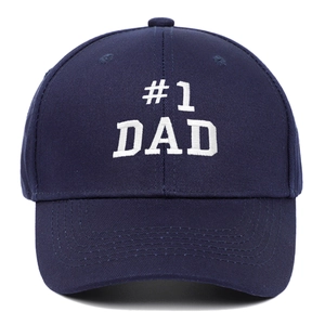Detailansicht der weißen #1 DAD Stickerei auf einer dunkelblauen Baumwoll-Basecap