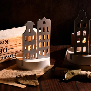 Scena accogliente di portacandele a forma di casa 3D con candele su legno rustico