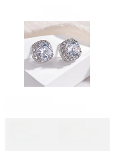 Vista de detalle de pendientes cuadrados de circonita con medidas 1,1 cm joyeria plata