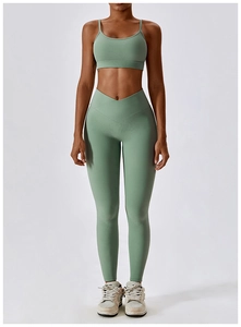 Détail de l'ensemble de yoga côtelé avec taille en V croisée et brassière de sport fine