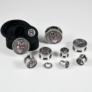 Vintage-Ohrplugs aus Edelstahl mit Heilig-Herz-Muster auf weißem Hintergrund