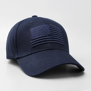 Dettaglio del cappellino da baseball blu navy con ricamo della bandiera americana