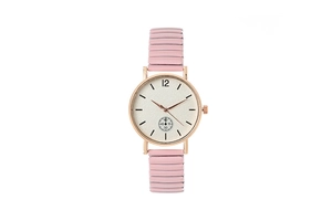 Détail du cadran texturé blanc avec boîtier or rose et bracelet segmenté rose