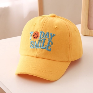 Nahaufnahme der gelben Baumwoll-Basecap mit blauem Today Smile Stickerei und Sonnenschutz für Kinder