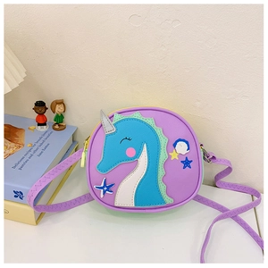 Détails d'un sac bandoulière hippocampe violet pour enfants avec broderies d'étoiles et mer