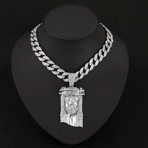 Dettaglio del ciondolo Gesù in argento con diamanti sintetici su catena Cuban hip hop