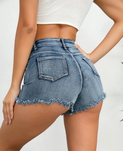 Vista posteriore di pantaloncini di jeans blu a vita alta con orli sfrangiati e nappe lavate