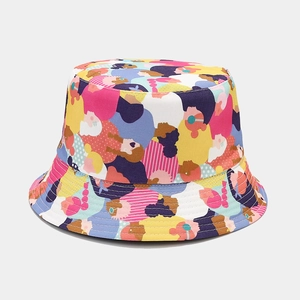 Dettaglio del cappello a secchiello reversibile con motivi graffiti astratti e vivaci