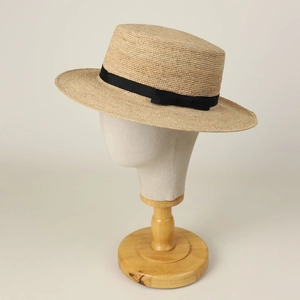 Handgefertigter Raffia-Boater-Hut mit schwarzem Band für sommerlichen Sonnenschutz
