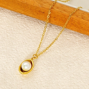 Élégant collier en acier inoxydable plaqué or 18k avec pendentif doré et perle blanche