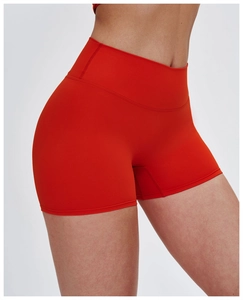 Dettaglio dei pantaloncini da yoga rossi a vita alta con texture fine del tessuto