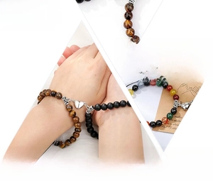 Détail du fermoir magnétique en cœur sur les bracelets de couple en pierre d'œil de tigre