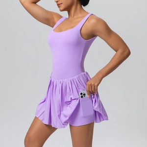Robe de tennis lavande avec jupe plissée et poche intérieure pour smartphone