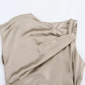 Haut élégant sans manches en satin champagne avec détails plissés raffinés au décolleté