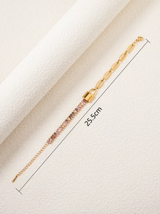 Dettaglio bracciale con lucchetto placcato oro 18k, cristalli sfumati e tag S.STEEL