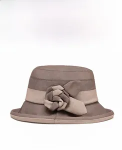 Vue détaillée du chapeau de soleil kaki avec fleur en tissu et bord roulé élégant