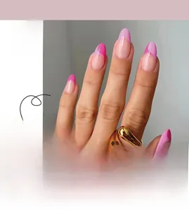 Détail d'ongles amande press-on rose et violet style français avec bague dorée chic