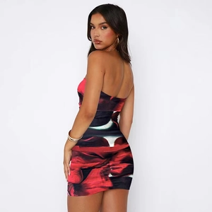 Robe courte bustier moulante à imprimé rouge et noir avec coupe ajustée sexy