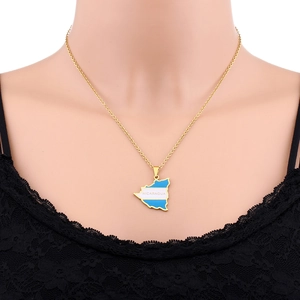 Gros plan détaillé du collier pendentif carte du Nicaragua aux couleurs du drapeau