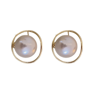 Eleganti orecchini a cerchio placcati in oro con perla centrale su sfondo bianco