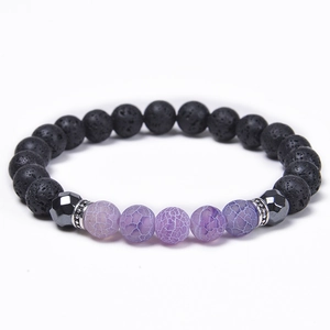 Makroaufnahme von 8mm lila verwittertem Achat und schwarzen Lavasteinperlen auf Armband