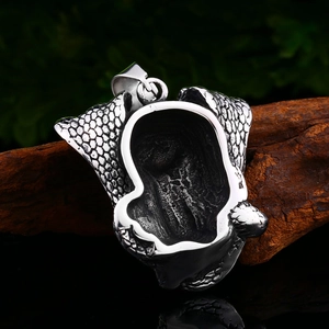 Edelstahl-Totenkopf-Anhänger im Punk-Stil mit strukturierter Metalloberfläche im Detail