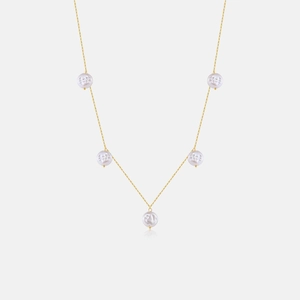 Dettaglio di cinque perle di conchiglia bianca su una sottile catena in argento S925 dorato