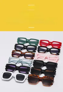 Collezione dettagliata di occhiali da sole quadrati alla moda e lenti trasparenti multicolore