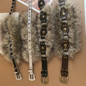 Détail de ceintures style bohème avec bordure en fausse fourrure, clous et boucles