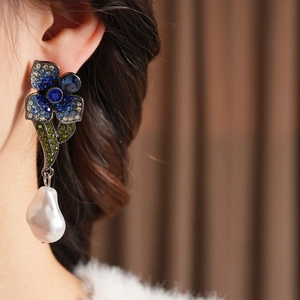 Vue détaillée des boucles d'oreilles vintage avec fleurs en strass et perles