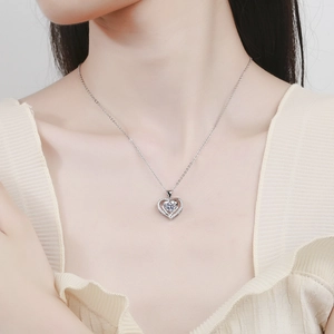 Squisita collana con ciondolo a doppio cuore in argento con pietre di moissanite